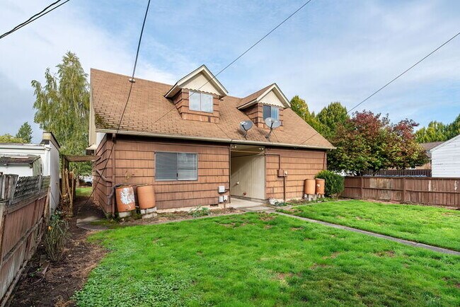 Building Photo - CUTE AND COZY FOUR BEDROOM IN LONGVIEW