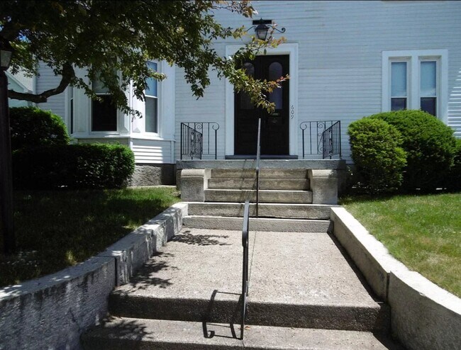 Building Photo - 186 Bridge St