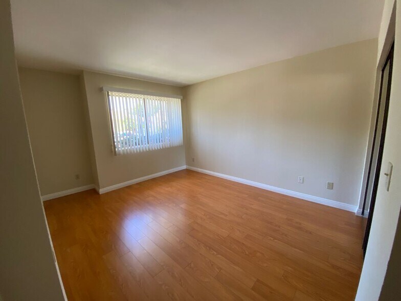 Building Photo - 1140 Winchester Ave