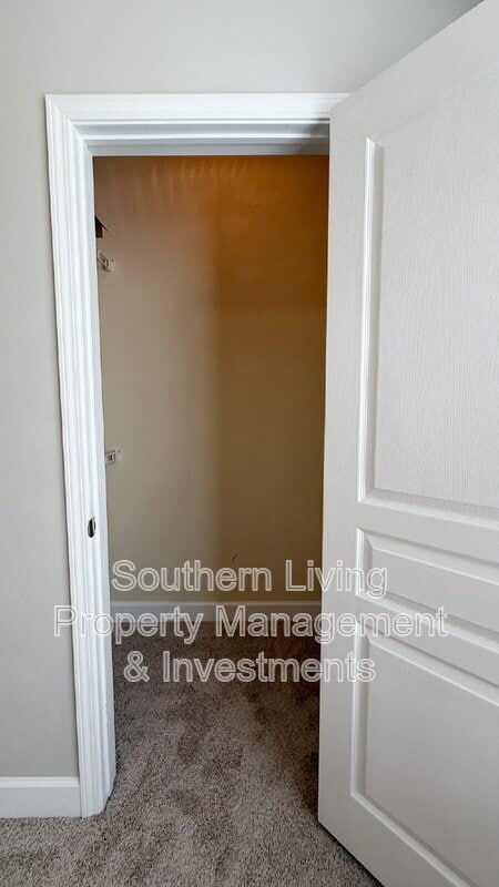 Building Photo - 127 S Sycamore St