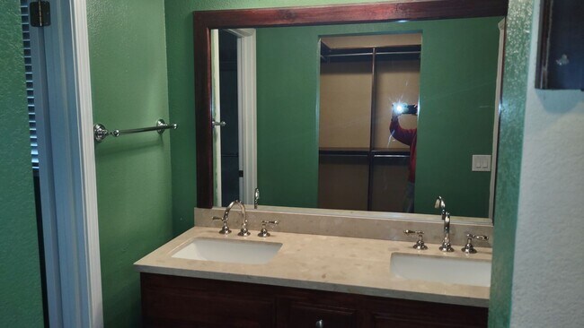 Building Photo - 1617 Oakview Dr