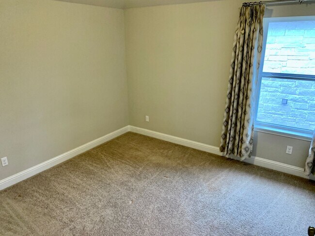 Building Photo - Gorgeous 5 bedroom home. Spacious and Elegant!
