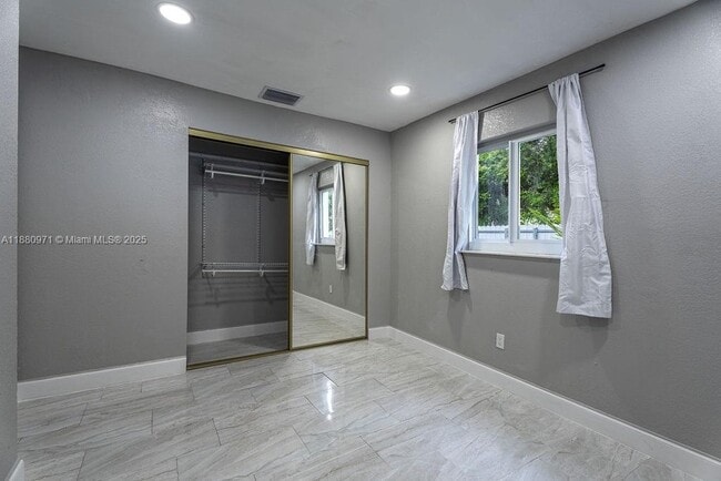 Building Photo - 5551 SW 37th St