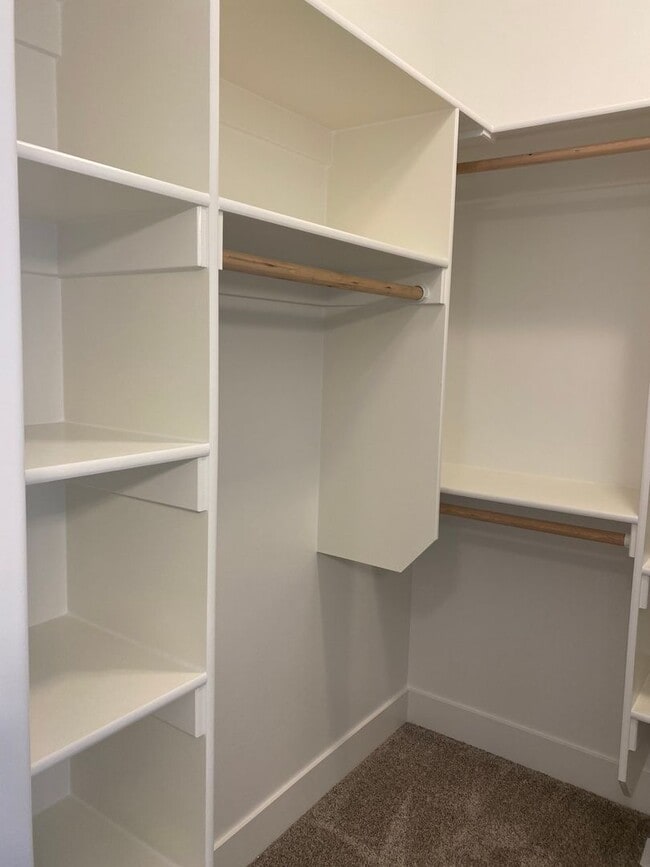 Building Photo - 3 bed 1 additional office space and 2.5 ba...
