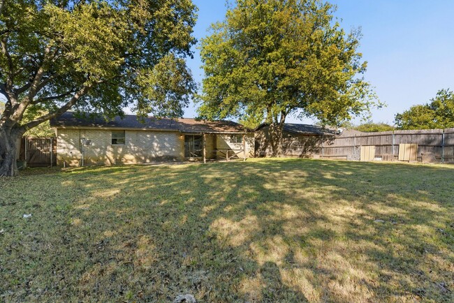 Building Photo - Amazing in Arlington