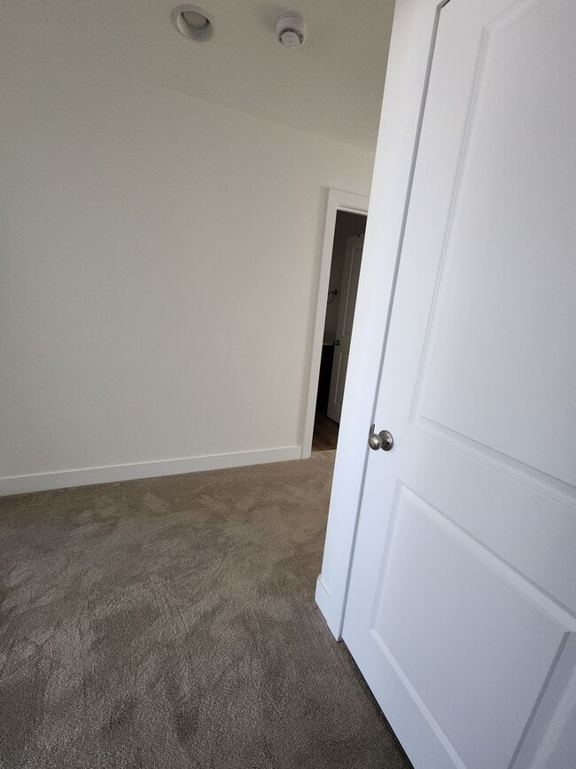 Building Photo - Beautiful Modern Townhome with Spacious La...