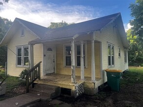 Building Photo - 701 S Oak St