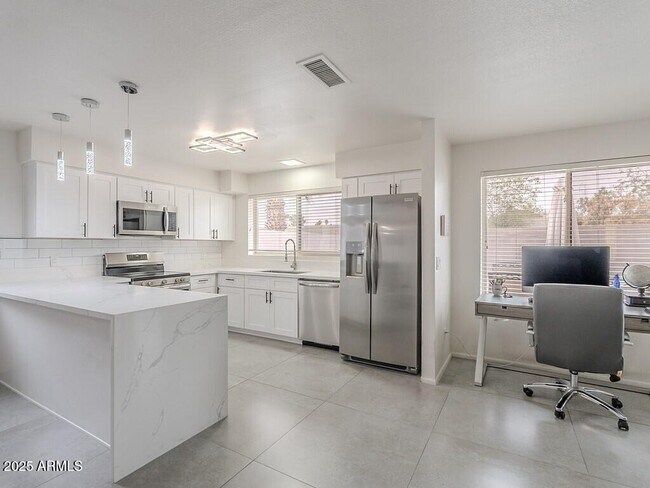 Building Photo - 5817 S Siesta Ln