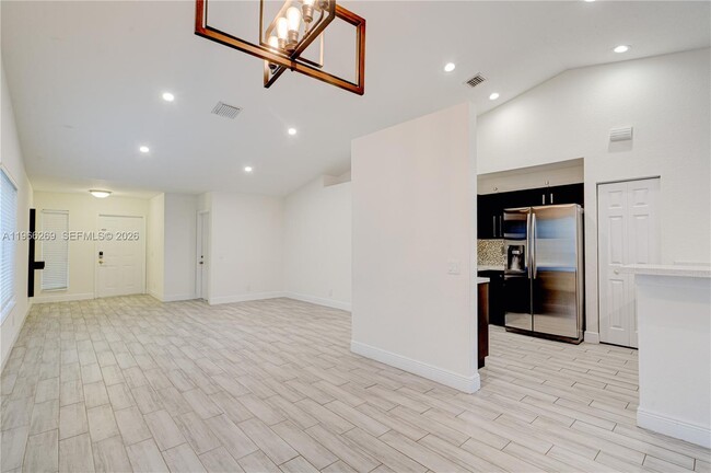 Building Photo - 1121 Golden Cane Dr