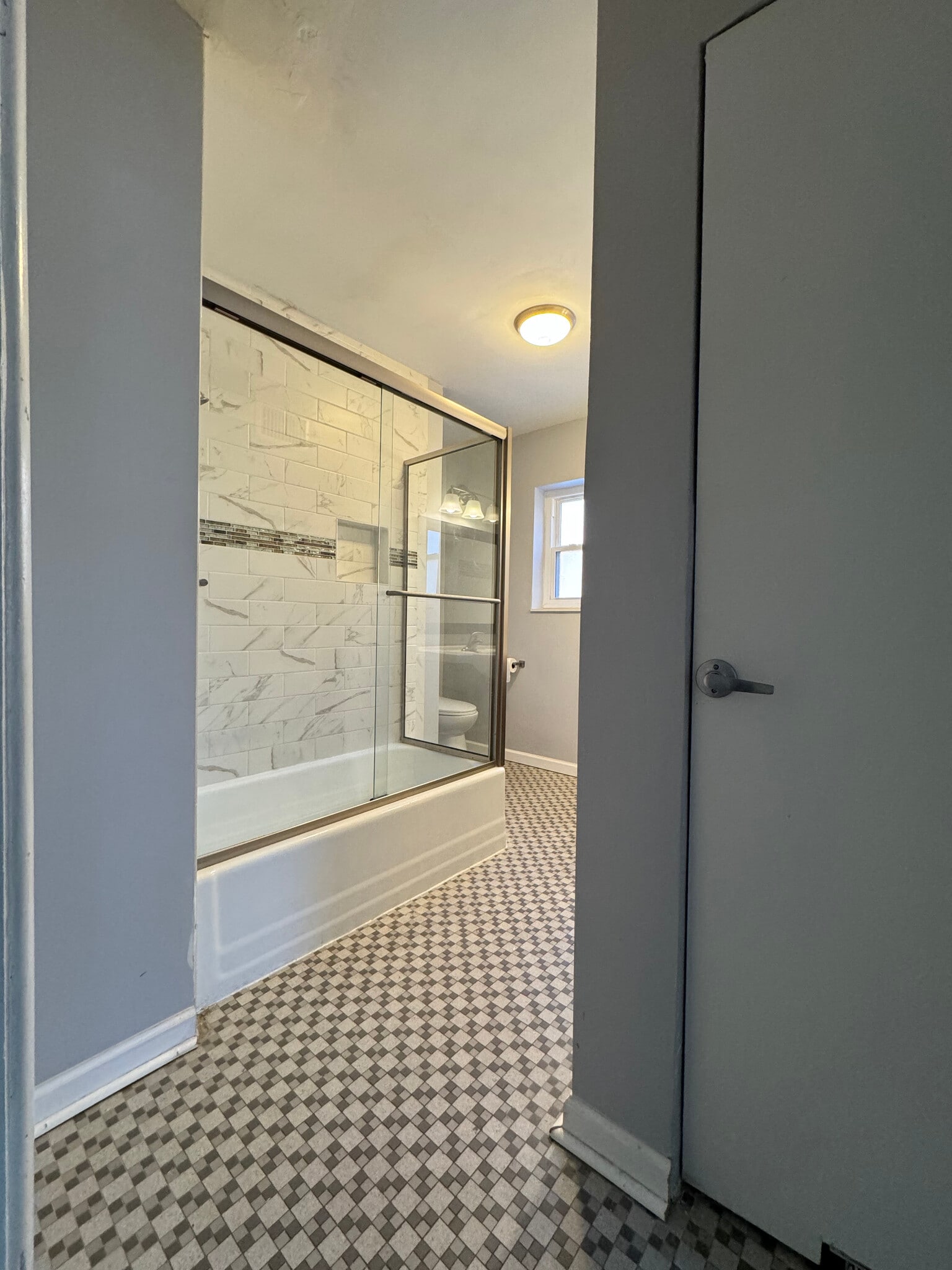 Building Photo - 422 S Hanley Rd