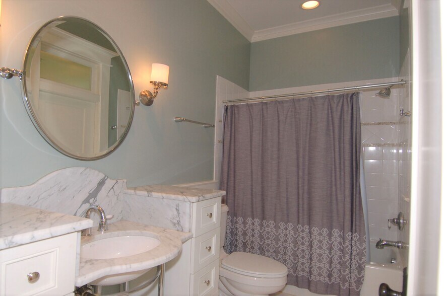 1st Floor Bath - 1020 Raindipper Dr