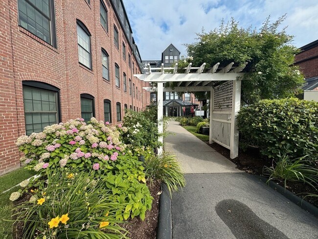 Building Photo - 21 Linden St