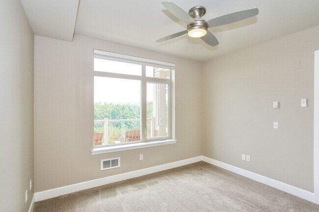 Building Photo - Waterview Condo 2 bed, 2 bath in Point Edw...