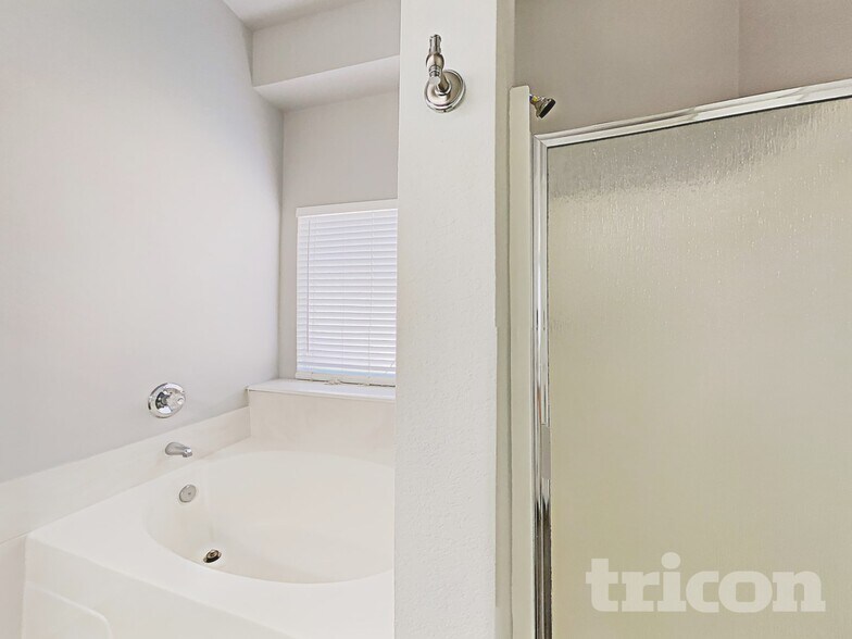 Building Photo - 2205 Highland Hills Dr