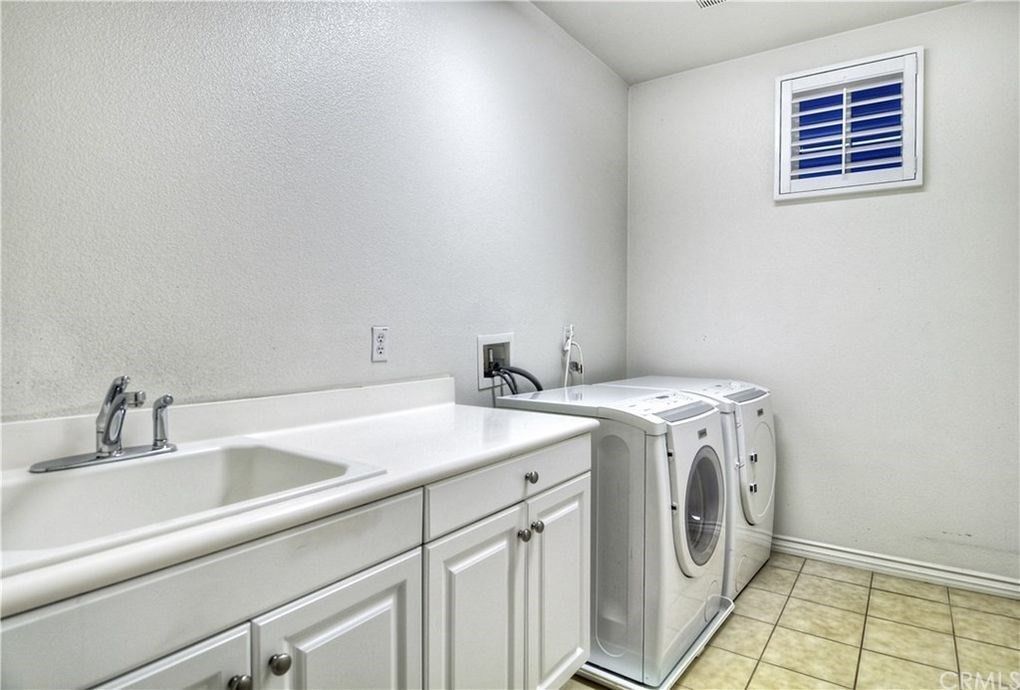 Laundry Room with W/D in Unit - 325 Canal Wy