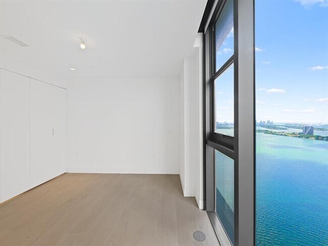 Building Photo - 700 NE 24th St