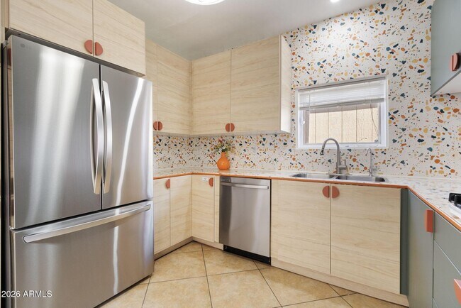 Building Photo - 930 E Whitton Ave