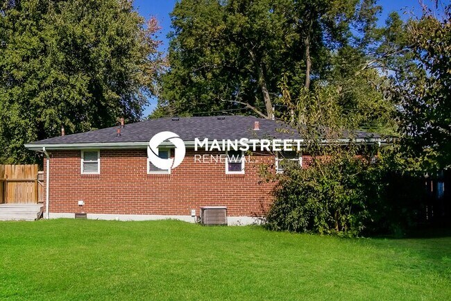 Building Photo - 3 Bedroom Pet-Friendly Home in LOUISVILLE, KY with Main Street Renewal