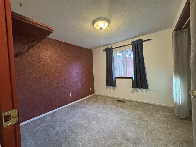 Building Photo - 1855 King Edward Dr