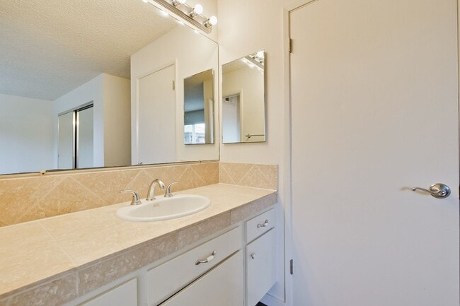 Building Photo - Nicely Refreshed Single Story 4 BR/2BA Gre...