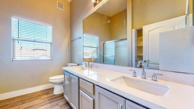 Building Photo - 3 Bedroom 2 full bath condo ready for move in located in wonderful Mountains Edge .