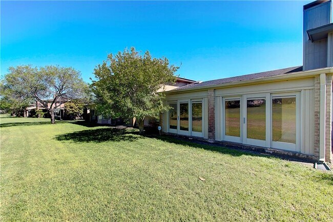Building Photo - 11121 Pinehurst Dr
