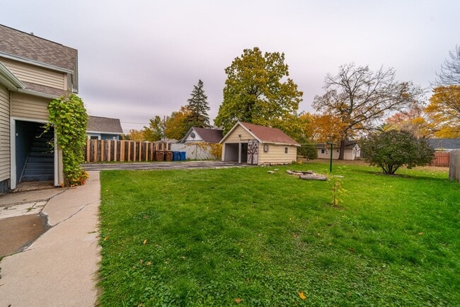 Building Photo - 409 Racine St