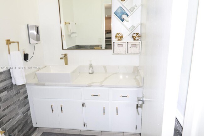 Building Photo - 1569 Shaker Cir