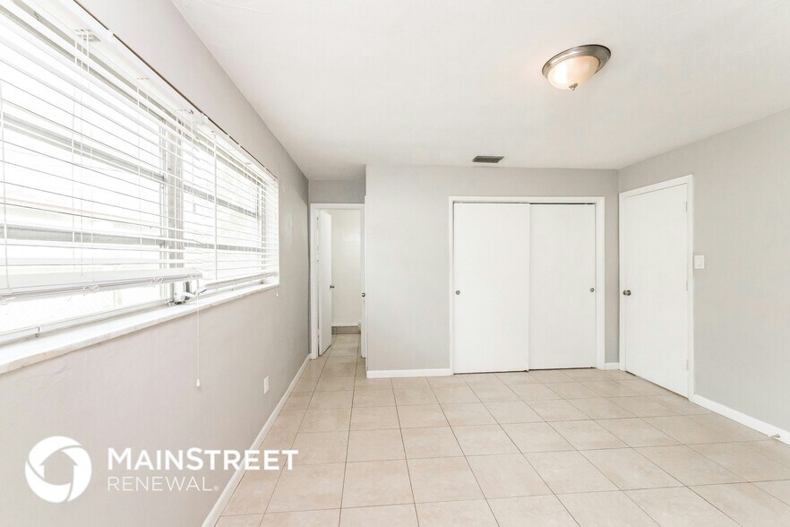 Building Photo - 2471 NW 16th St