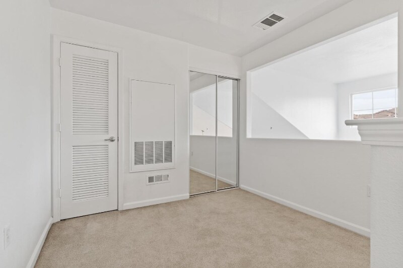Building Photo - 5350 Dunlay Dr