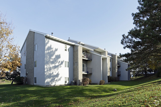 Building Photo - Bay Pointe Apartments