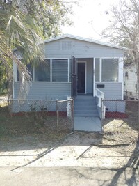 Building Photo - 3/1 Single Family Home Available now! 32204