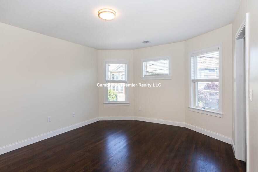 Building Photo - 745 Fellsway