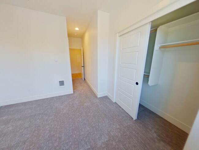 Building Photo - 2790 NW Harrison Blvd