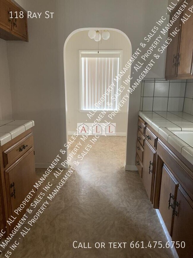 Building Photo - 118 Ray St