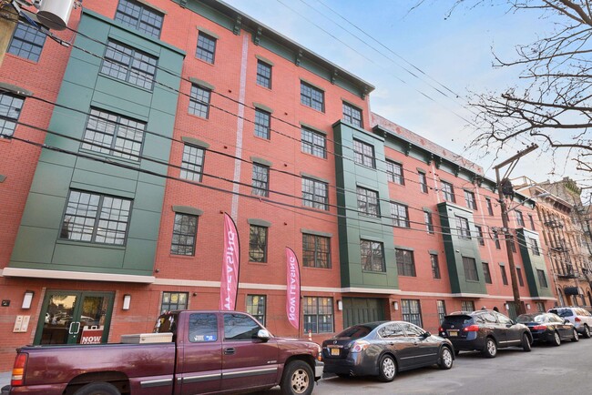 Primary Photo - 225 Bay St