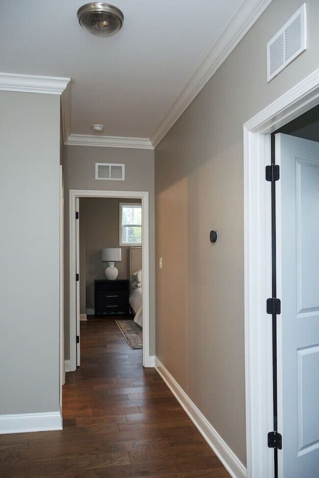 Building Photo - 562 Old Lovers Ln