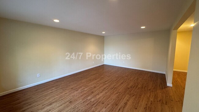 Building Photo - Spacious, Open-Concept 3 Bedroom West Linn Home