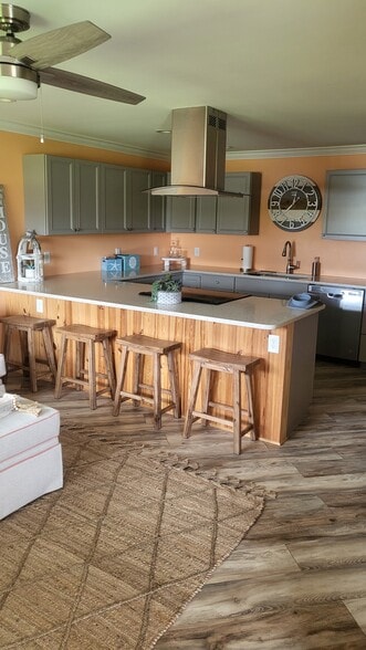 Breakfast Bar - 109 Cedar Ln