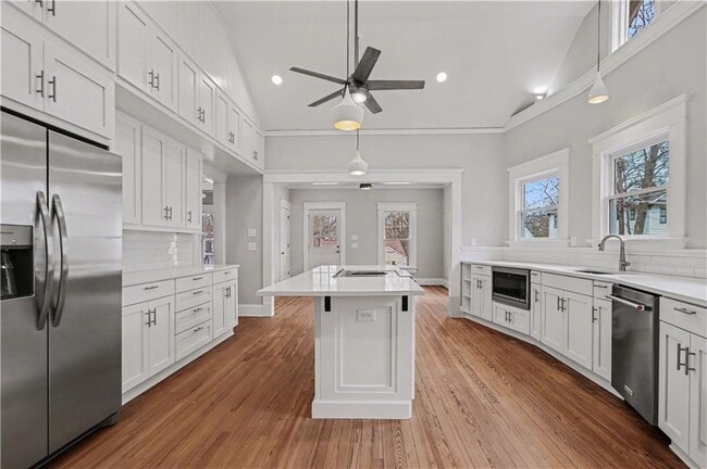 Building Photo - 202 Lansdowne Ave