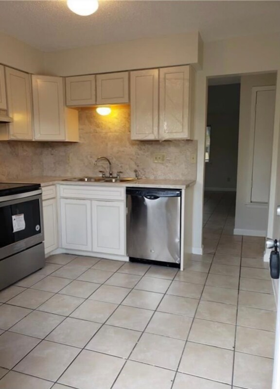 Building Photo - 1704 W Braker Ln