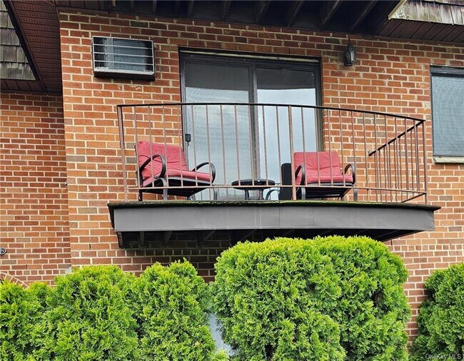 Building Photo - 9 Briarcliff Dr S