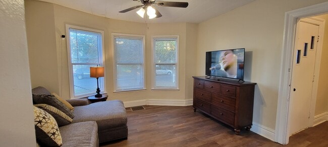 Building Photo - 628 25th St