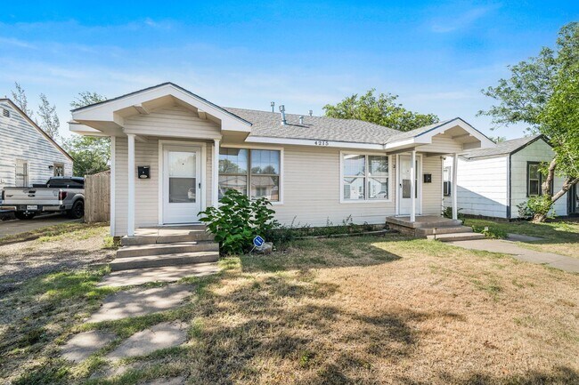 Building Photo - 4215 SW 11th Ave