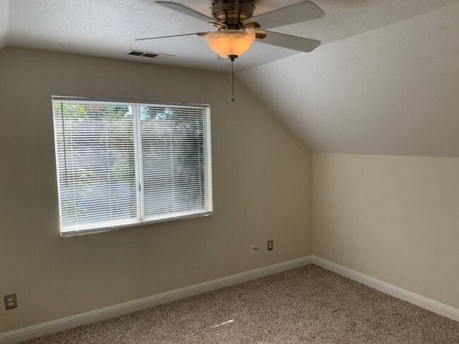 Building Photo - Great home near Shopping Centers!