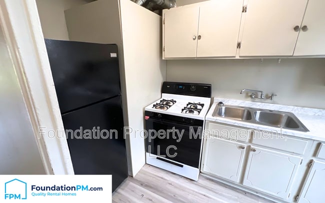 Building Photo - 1915 S Pkwy E