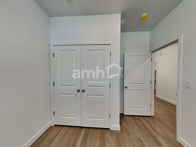 Building Photo - 9748 W Parkway Dr