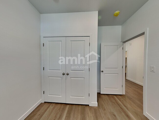 Building Photo - 9728 W Parkway Dr