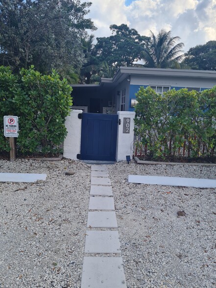 Building Photo - 902 NE 40th St