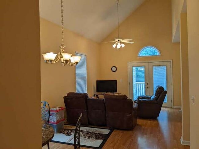 Building Photo - 960 Cinnamon Dr